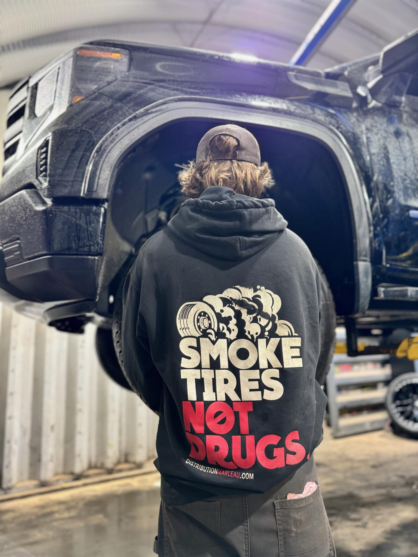 Distribution Marleau employee installing a wheel and tire