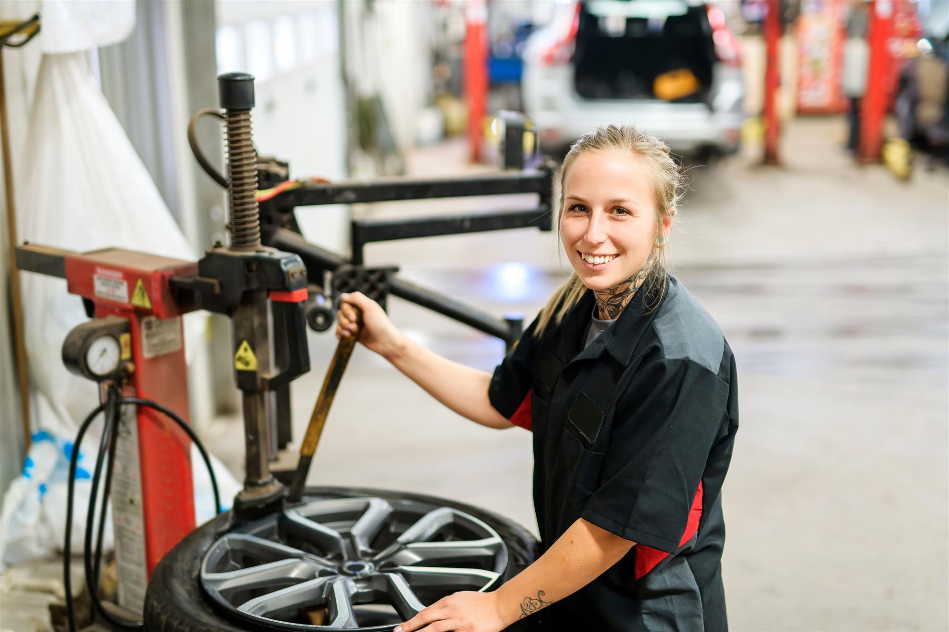 TreadXperts employee performing a mount and balance