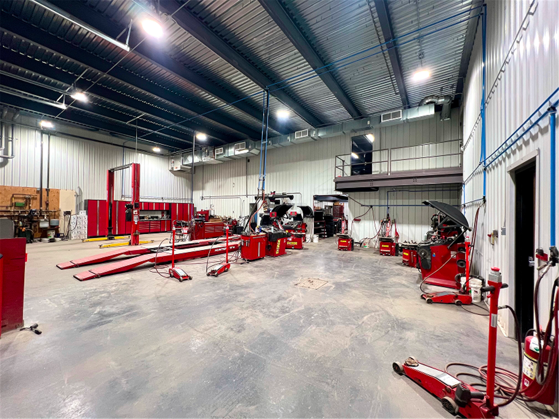 Pneus Benoit Roy warehouse